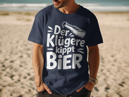 Der Klügere kippt Bier casual t-shirt