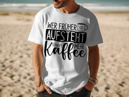 Wer Früher Aufsteht Schafft Mehr Kaffee T-shirt