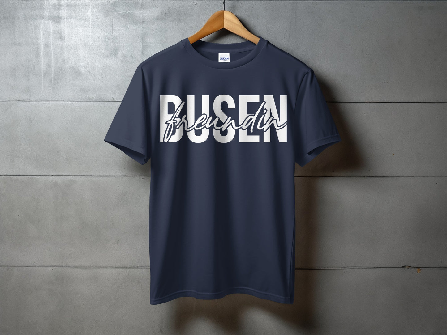 Busi Freundin Bold Text Design Graphic Shirt