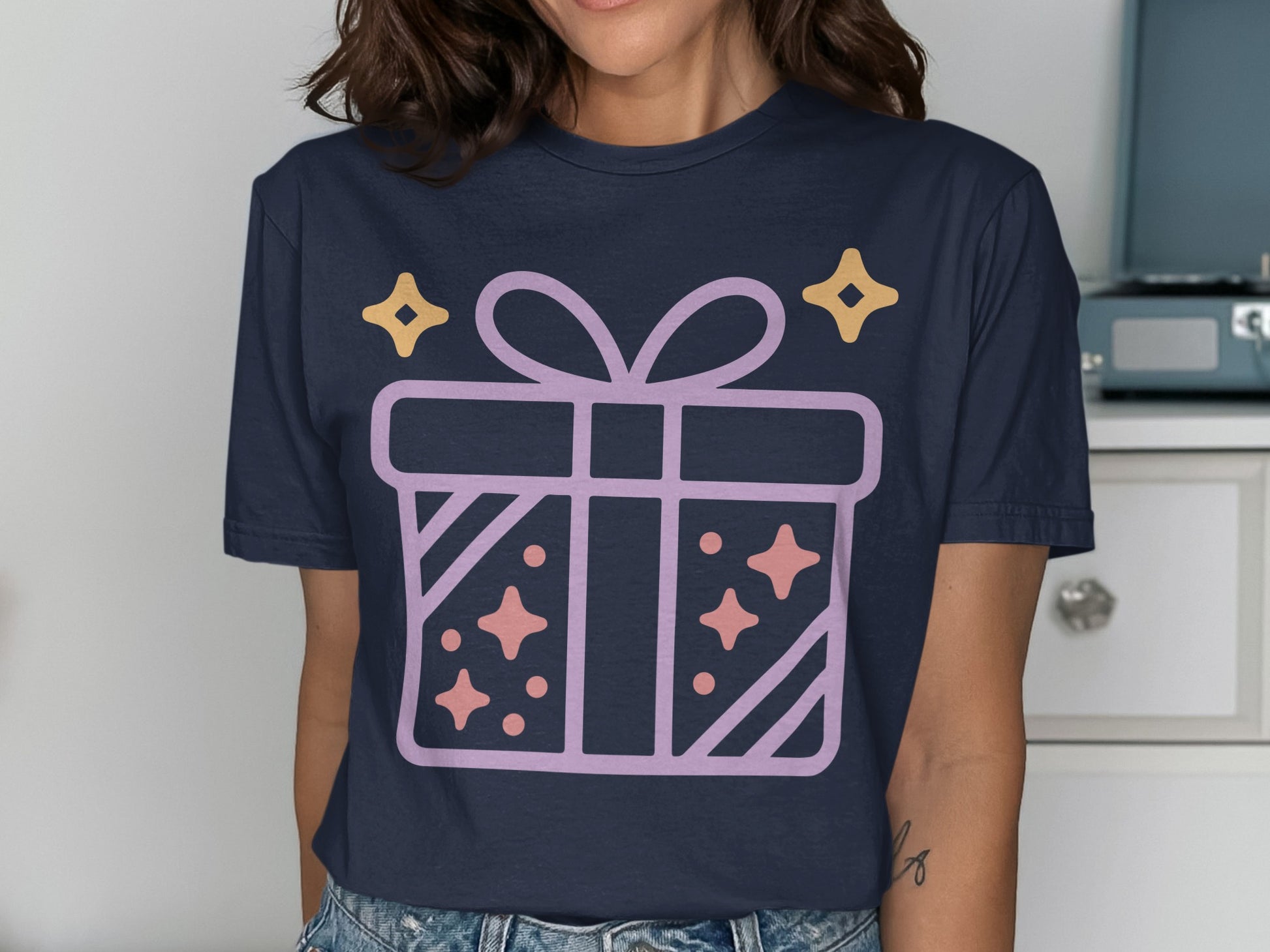 Cute Graphic Tee Featuring Gift Box Design