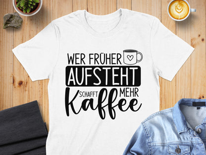 Wer Früher Aufsteht Schafft Mehr Kaffee T-shirt