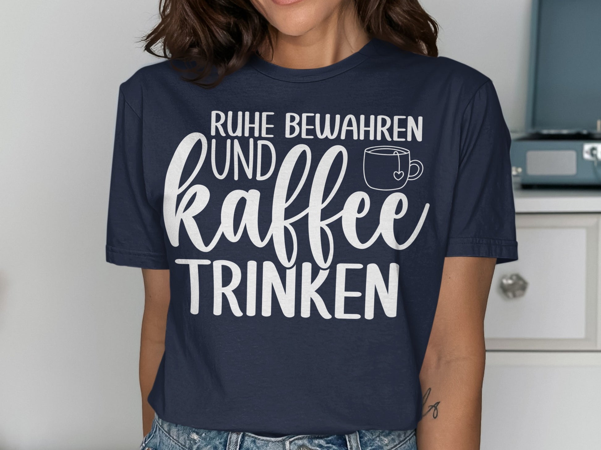 Ruhe bewahren und Kaffee trinken T-Shirt