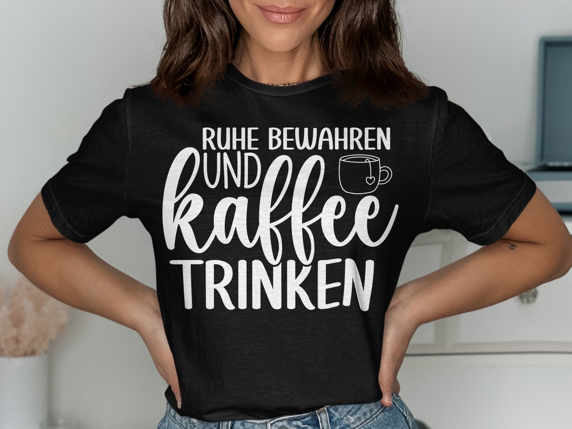 Bleiben Sie ruhig und Kaffee trinken T-Shirt