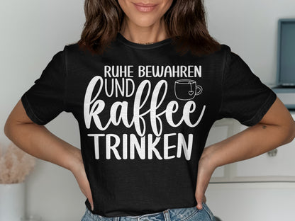 Bleiben Sie ruhig und Kaffee trinken T-Shirt