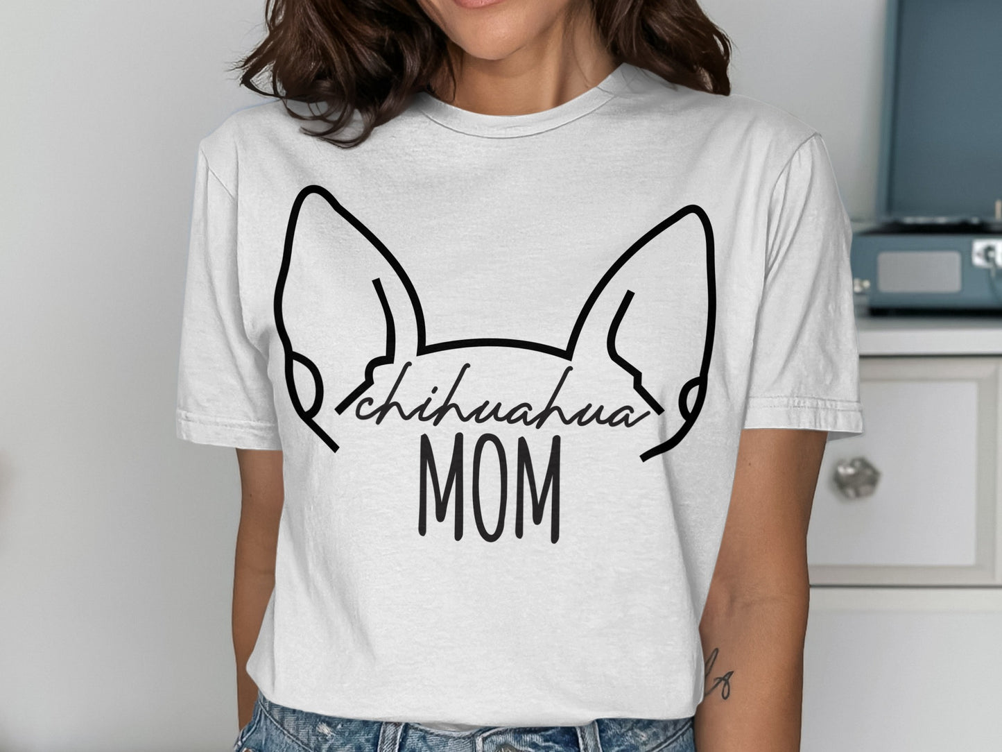 Cute Chihuahua Mom Graphic Tee for Dog Lovers