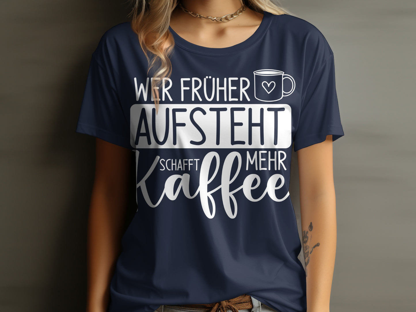 Wer früher aufsteht schafft mehr Kaffee T-Shirt