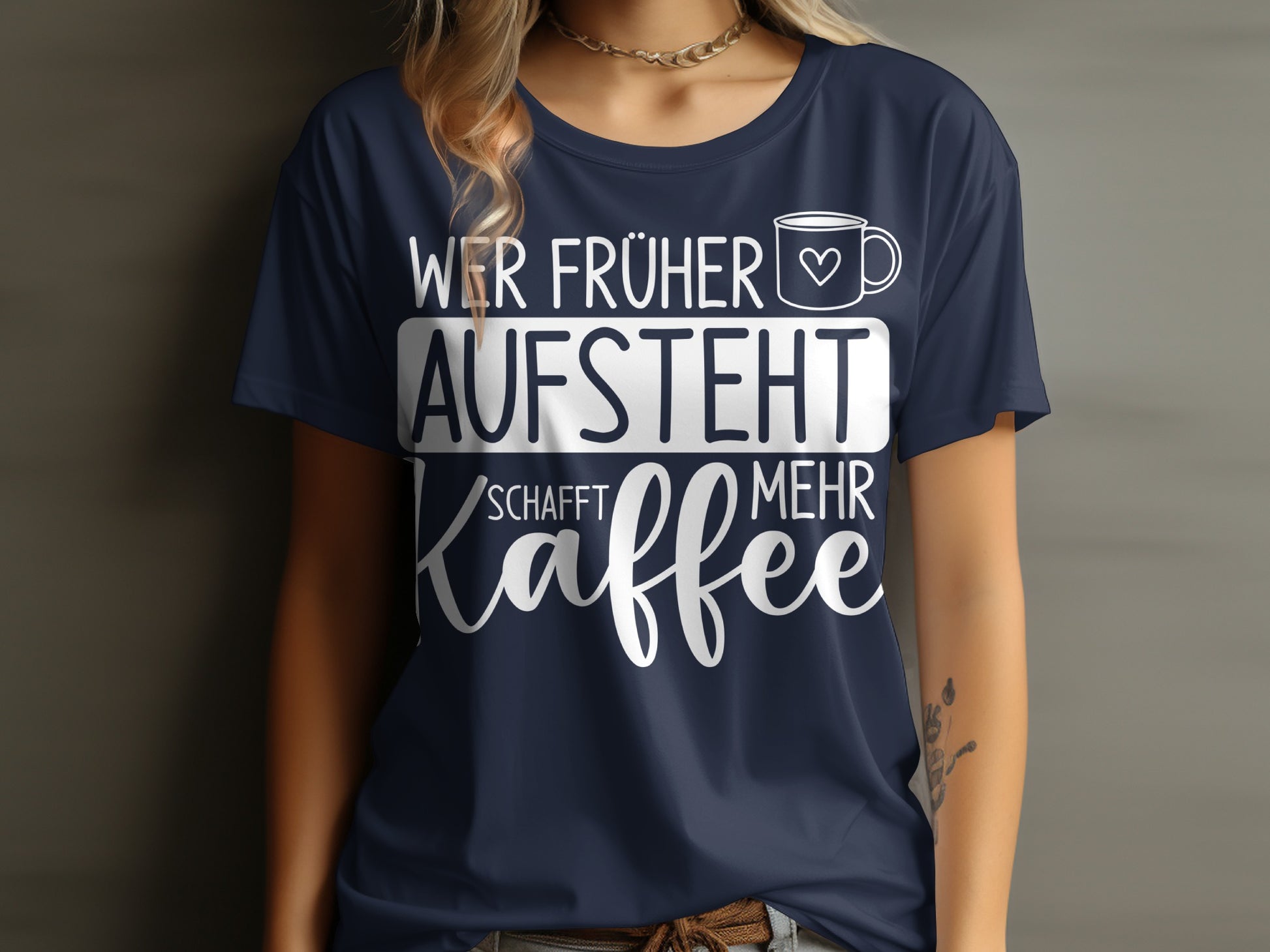 Wer früher aufsteht schafft mehr Kaffee T-Shirt