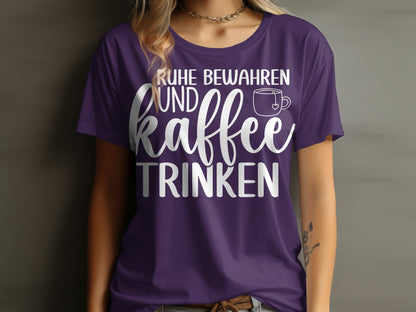 RUHE BEWAHREN UND KAFFEE TRINKEN T-Shirt