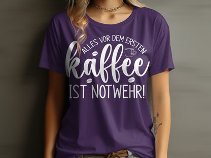 Lustiges lila T-Shirt mit Kaffeeliebhaber-Spruch