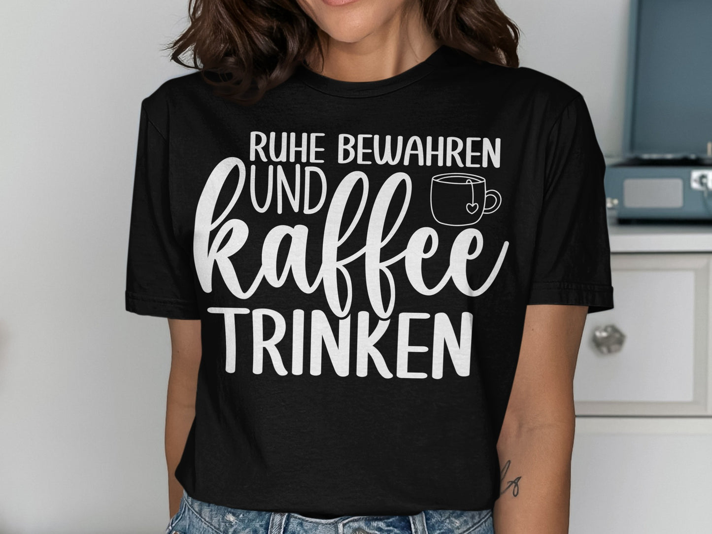 Ruhe bewahren und Kaffee trinken T-shirt
