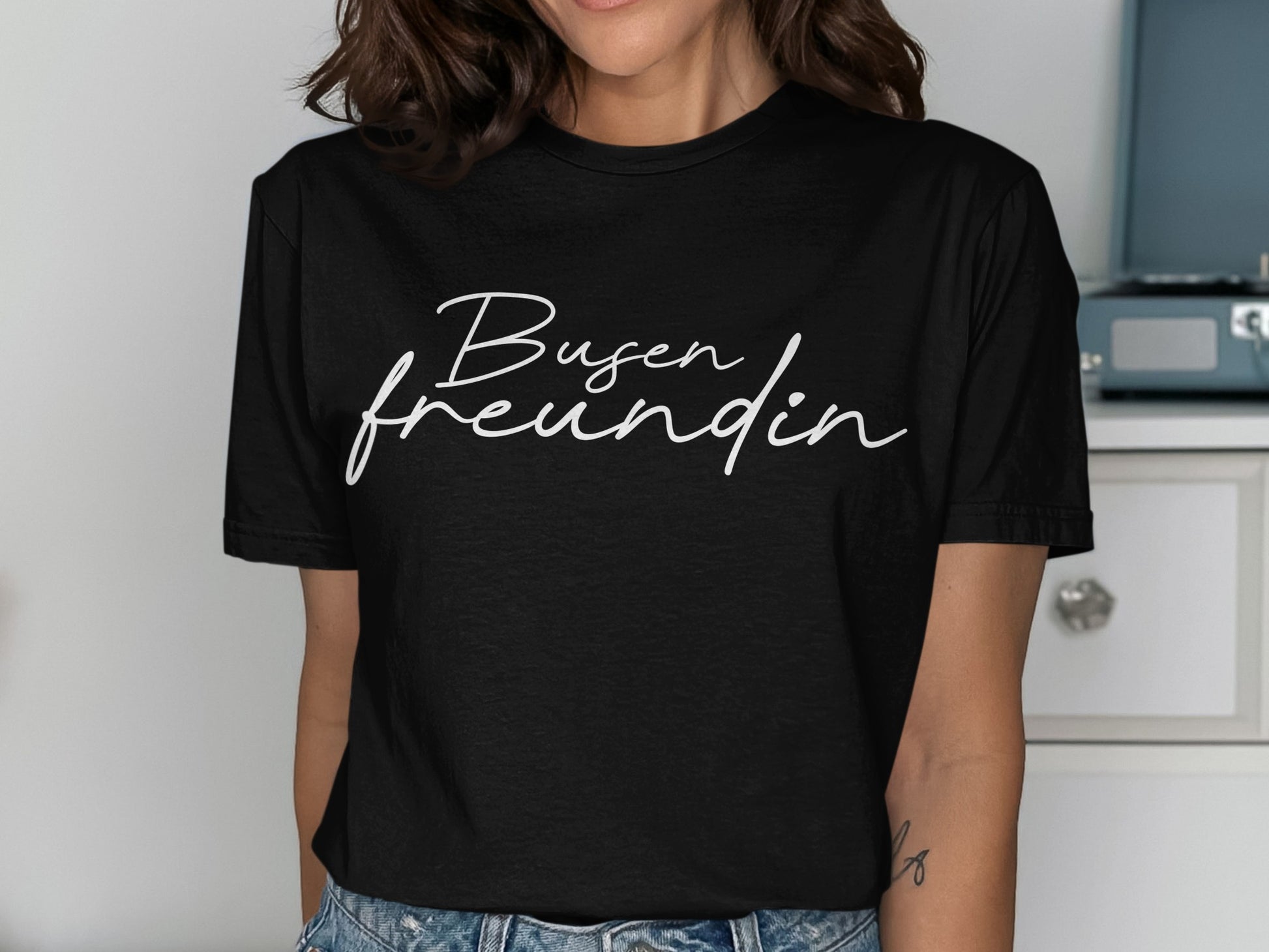 Trendy T-shirt with Stylish Busen Freundin Graphic Design